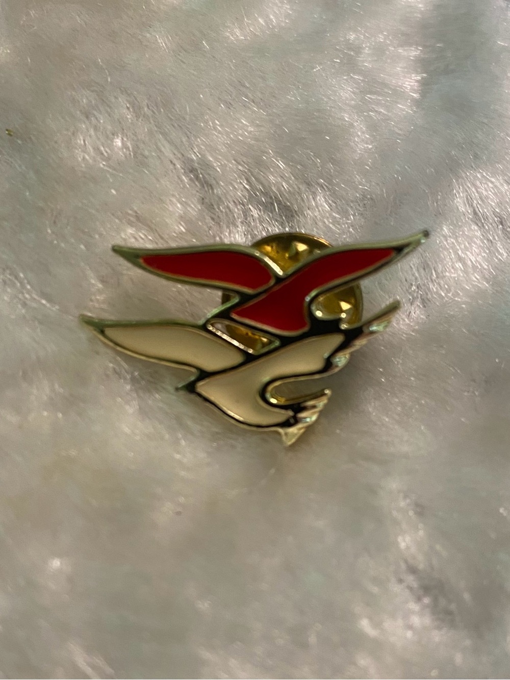 🍀VTG Enamel Pin with Red and Cream Flying Birds